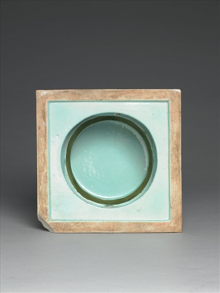 粉彩綠地獸面花卉紋塔