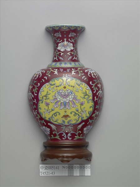 粉彩紅地錦上添花轎瓶