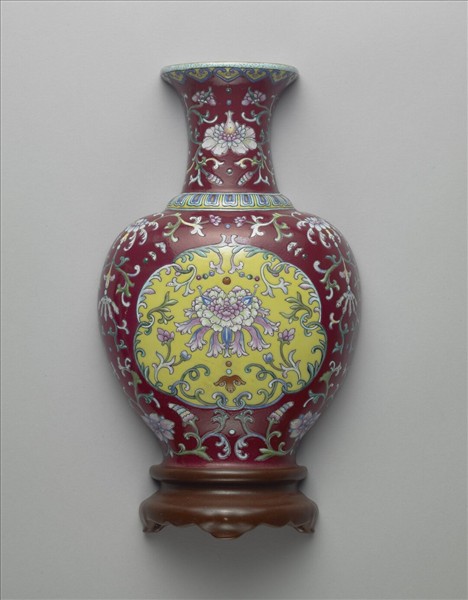 粉彩紅地錦上添花轎瓶
