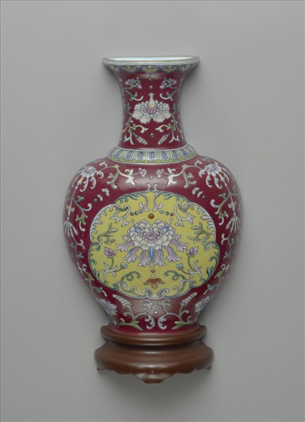 粉彩紅地錦上添花轎瓶