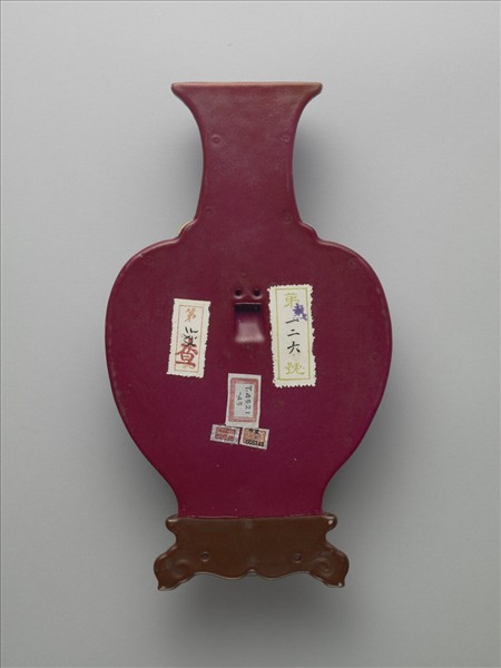 粉彩紅地錦上添花轎瓶