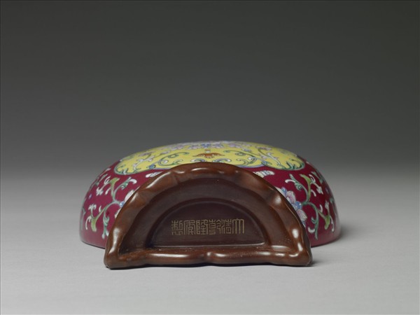 粉彩紅地錦上添花轎瓶