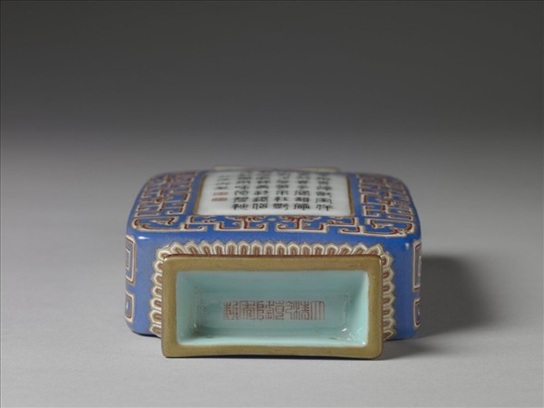 粉彩藍地錦上添花詩意轎瓶