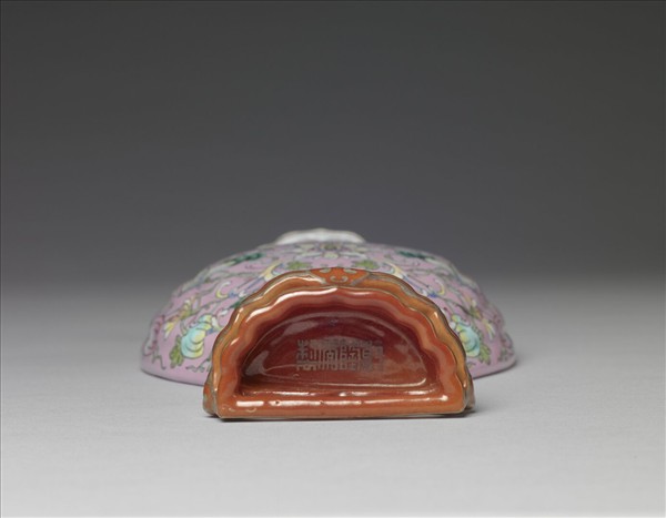 粉彩粉紅地錦上添花轎瓶