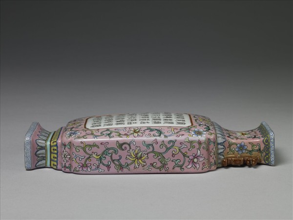 粉彩粉紅地錦上添花詩意轎瓶