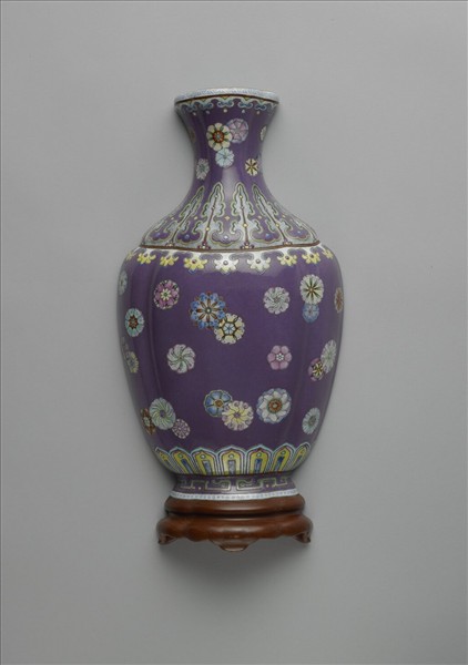 粉彩團花紋轎瓶