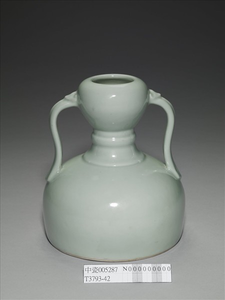 青瓷雙耳瓶