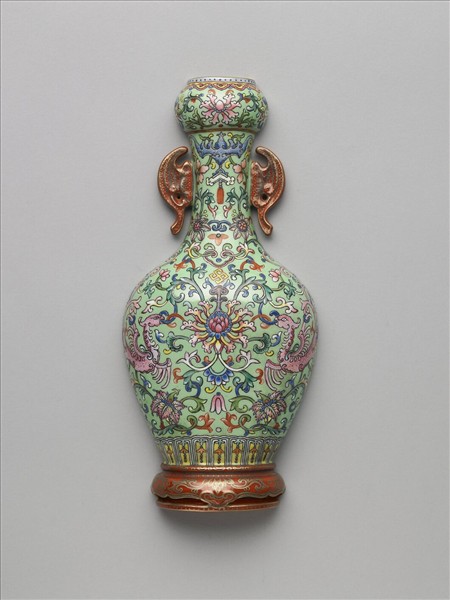 粉彩綠地錦上添花雙耳轎瓶