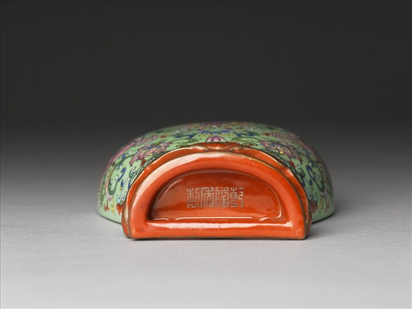 粉彩綠地錦上添花雙耳轎瓶