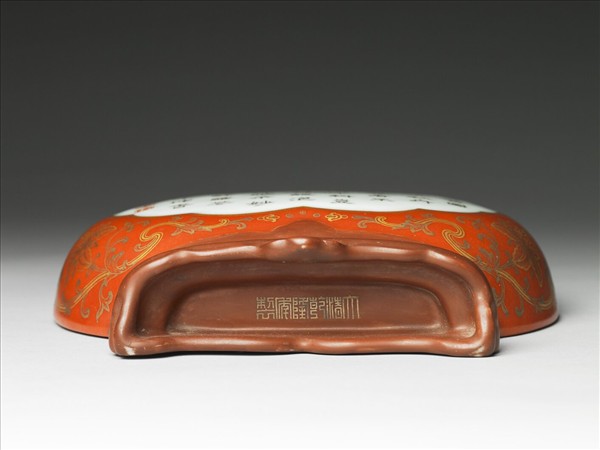 粉彩紅地錦上添花詩意轎瓶