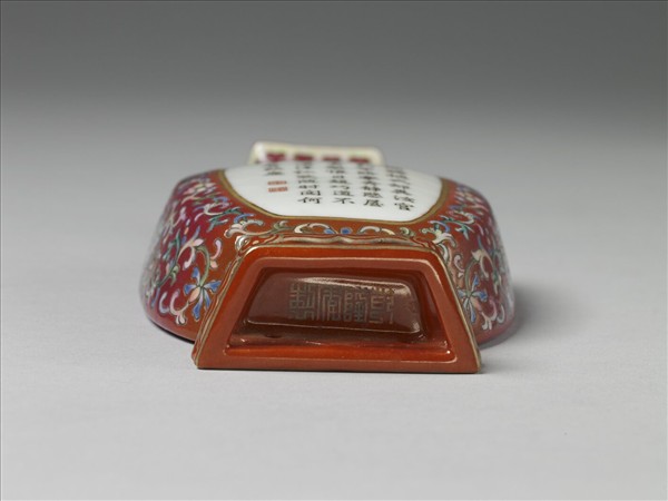 粉彩紅地錦上添花詩意轎瓶