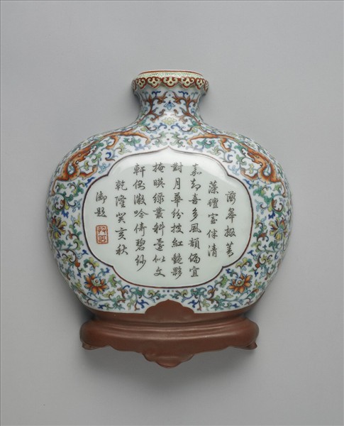 鬥彩番蓮紋轎瓶