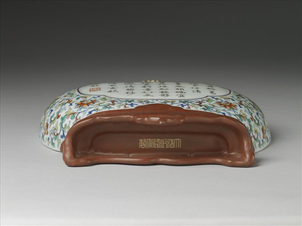 鬥彩番蓮紋轎瓶