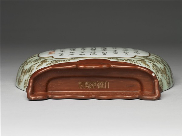 洋彩綠地雲蝠紋轎瓶