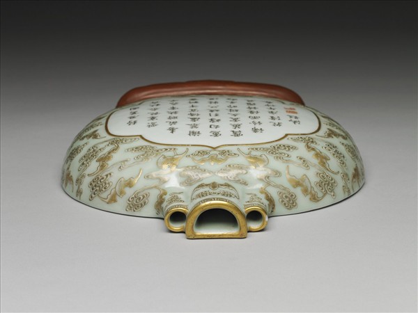 洋彩綠地雲蝠紋轎瓶