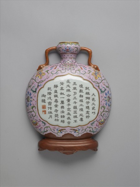 洋彩粉紅地番蓮紋轎瓶