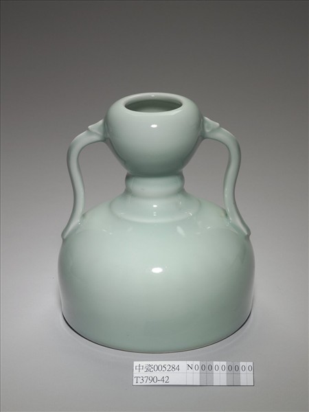 青瓷雙耳瓶
