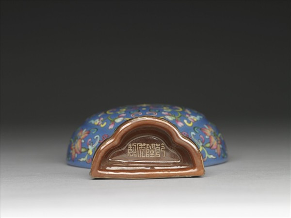 琺瑯彩藍地番蓮紋轎瓶