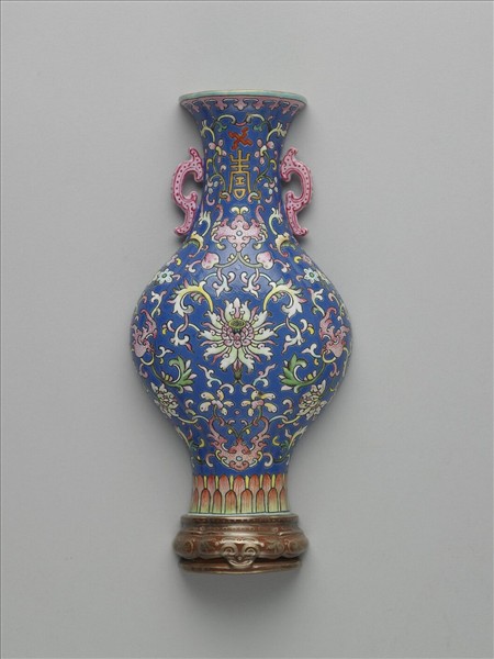 琺瑯彩藍地番蓮紋轎瓶