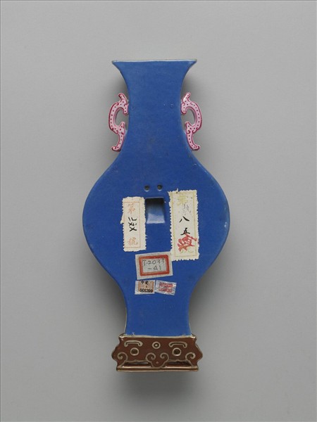 琺瑯彩藍地番蓮紋轎瓶