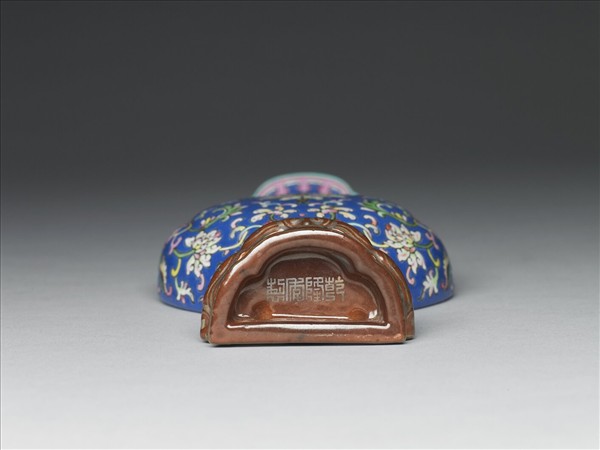 琺瑯彩藍地番蓮紋轎瓶