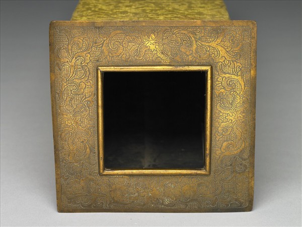 嵌松綠石三角雲紋鈁