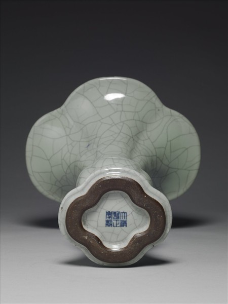 青瓷海棠式花觚