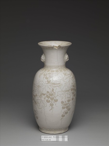 白瓷劃花葡萄瓦紋獸耳瓶