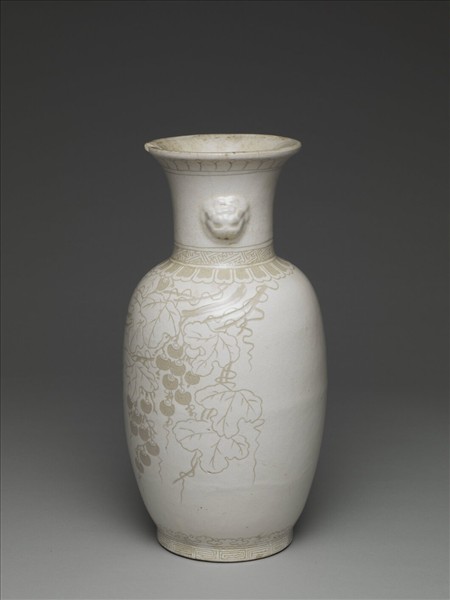 白瓷劃花葡萄瓦紋獸耳瓶
