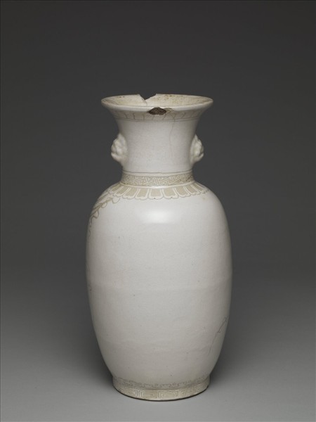 白瓷劃花葡萄瓦紋獸耳瓶