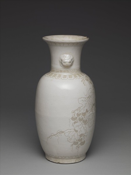 白瓷劃花葡萄瓦紋獸耳瓶