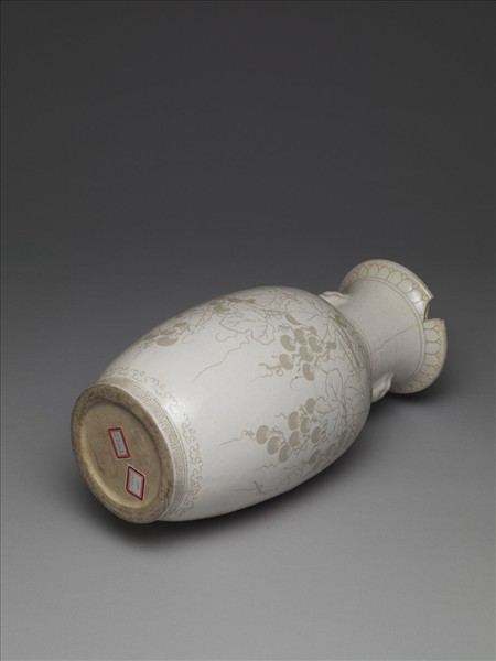 白瓷劃花葡萄瓦紋獸耳瓶