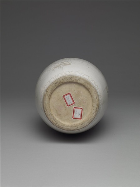 白瓷劃花葡萄瓦紋獸耳瓶