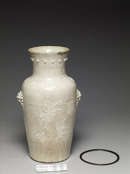 白瓷獸耳暗環乳丁瓶