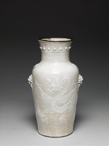 白瓷獸耳暗環乳丁瓶