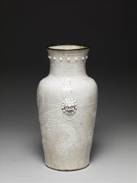 白瓷獸耳暗環乳丁瓶