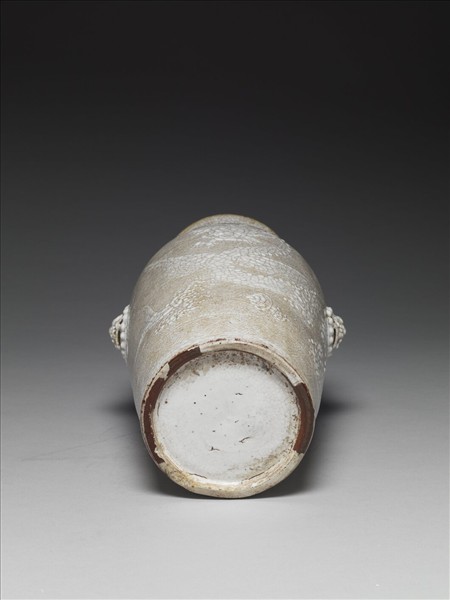 白瓷獸耳暗環乳丁瓶