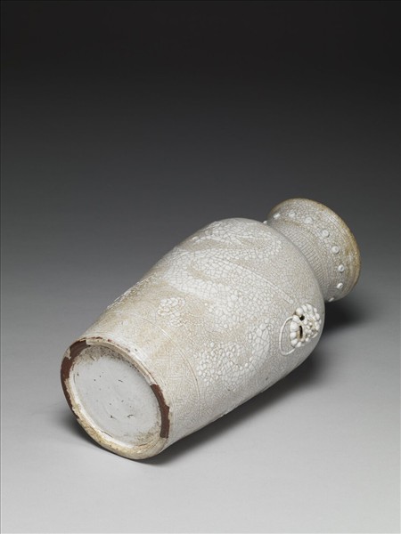 白瓷獸耳暗環乳丁瓶