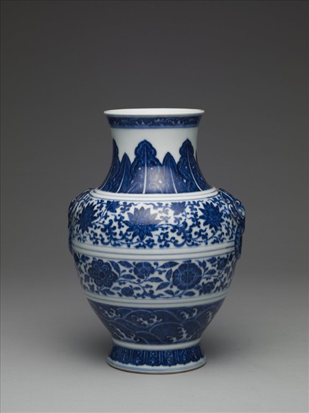 青花纏枝花卉紋鋪首銜環尊