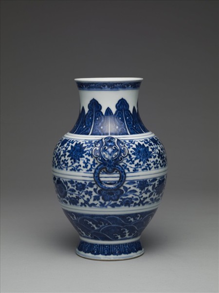 青花纏枝花卉紋鋪首銜環尊