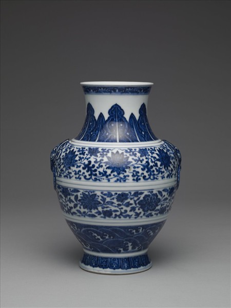 青花纏枝花卉紋鋪首銜環尊