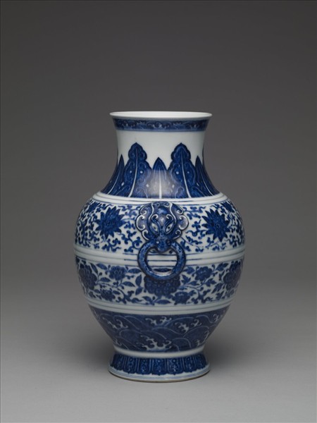 青花纏枝花卉紋鋪首銜環尊