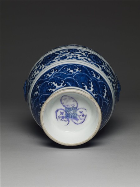 青花纏枝花卉紋鋪首銜環尊