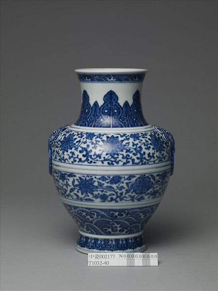 青花纏枝花卉紋鋪首銜環尊