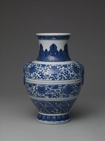 青花纏枝花卉紋鋪首銜環尊