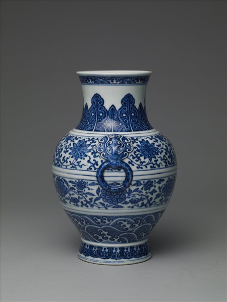 青花纏枝花卉紋鋪首銜環尊