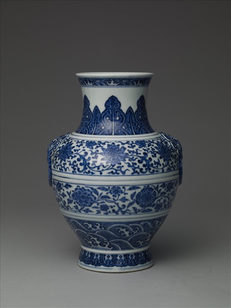 青花纏枝花卉紋鋪首銜環尊