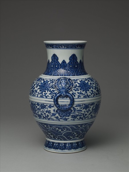 青花纏枝花卉紋鋪首銜環尊