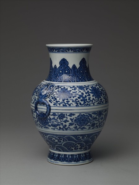 青花纏枝花卉紋鋪首銜環尊