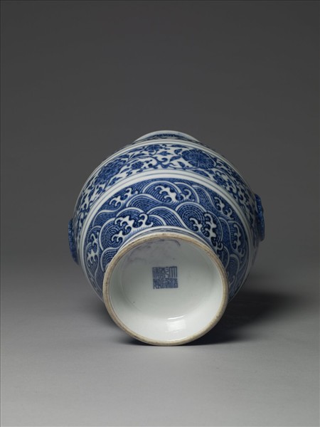 青花纏枝花卉紋鋪首銜環尊